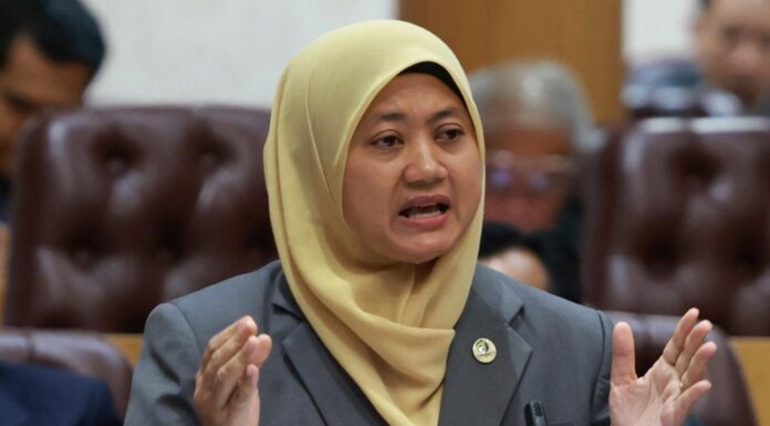 Tadbir urus pulih kerajaan, bukan sibuk bermain politik
