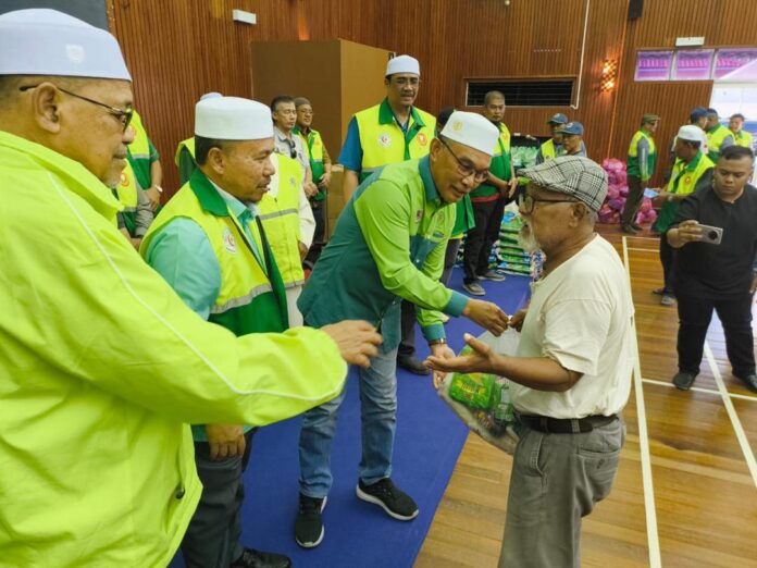 Mohd Shukri dan Ahmad Yahaya dalam Majlis Serahan Pek Bakul Makanan kepada mangsa-mangsa banjir di Perlis.