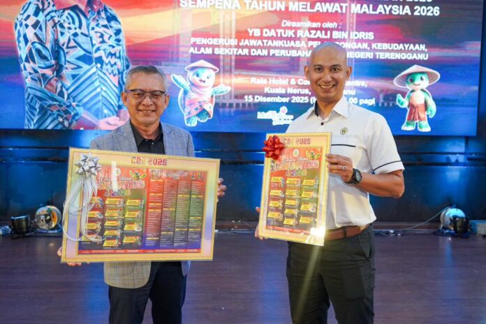 Razali bersama Hilmi memegang Kalendar Acara Pelancongan dan Kebudayaan (COE) Negeri Terengganu di Raia Hotel