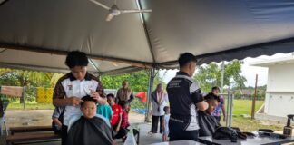 100 murid sekolah gunting rambut secara percuma