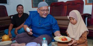 Rutin Ramadan Wan Sukairi iftar di rumah penduduk