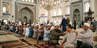Gelagat jemaah ‘urut bahu berantai’ di masjid cuit hati