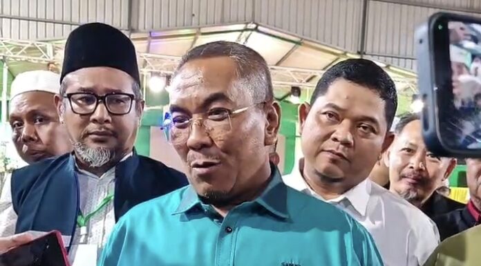 ‘Dr Akmal nak ke sini, partinya Umno nak ke sana’