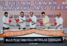 Dr Samsuri terima penghargaan daripada PM