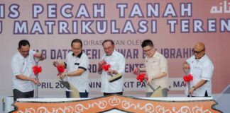 Dr Samsuri terima penghargaan daripada PM