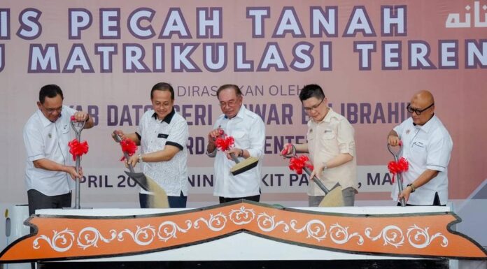 Dr Samsuri terima penghargaan daripada PM
