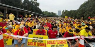 Lautan merah kuning bangkit pertahan Daulat Tuanku