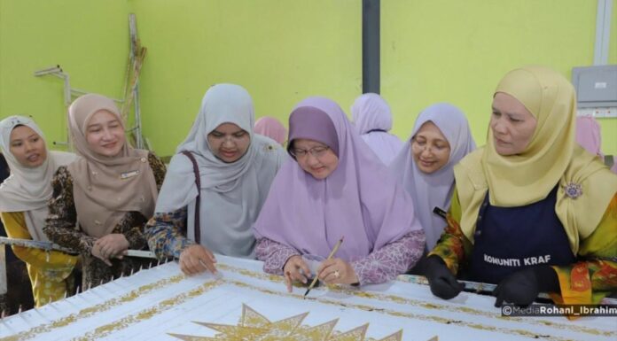 Skil kemahiran batik perkasa komuniti, jana pendapatan